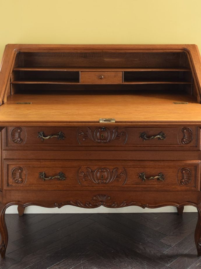 フランスのおしゃれなアンティーク収納付きデスク、美しい猫足の