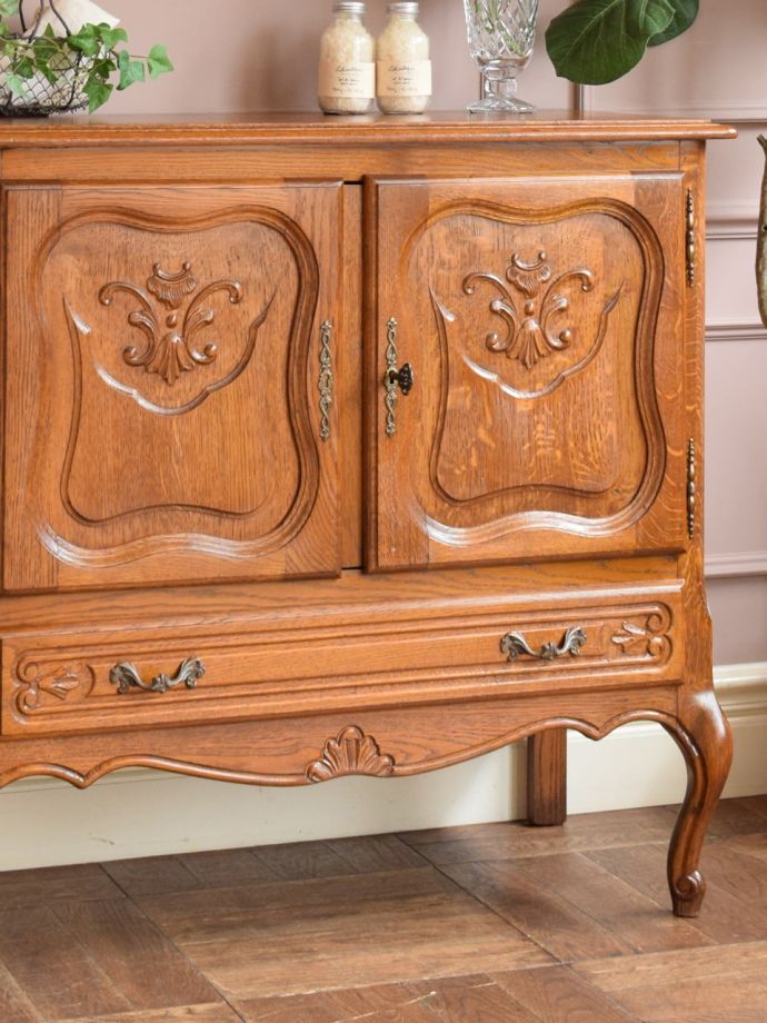 フランスから届いたアンティークのキャビネット、彫が美しい猫脚の