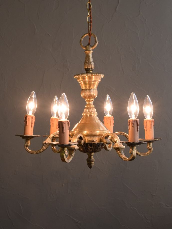 英国アンティークの6灯シャンデリア、装飾が美しい真鍮製の照明器具