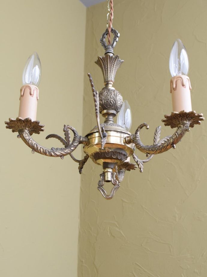 フランスで見つけたアンティークのシャンデリア、3灯タイプの真鍮製