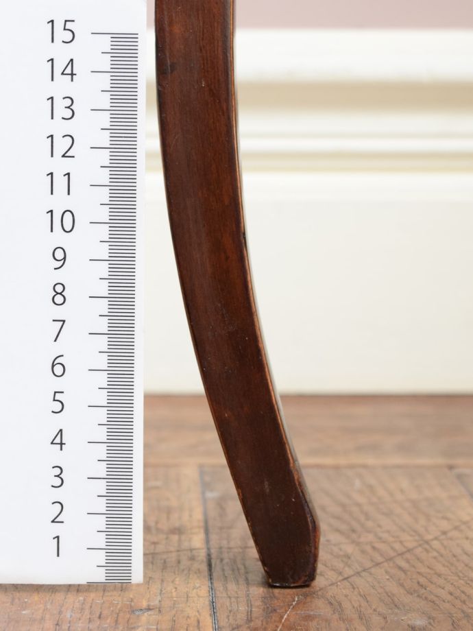 イギリスから届いたマホガニー材のオケージョナルテーブル、天板の