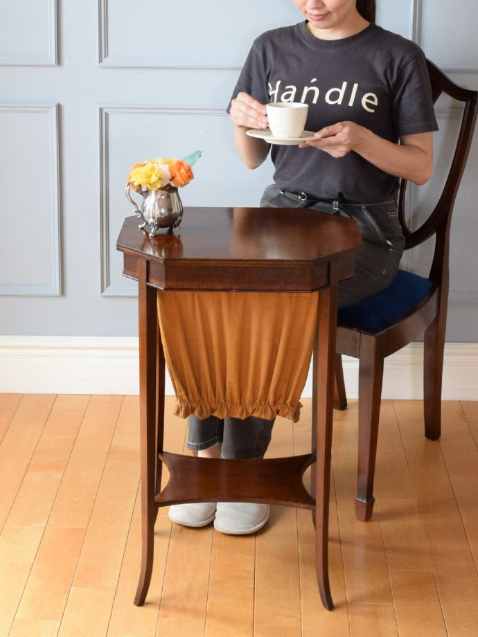 アンティークのめずらしいサイドテーブル、テーパードレッグの