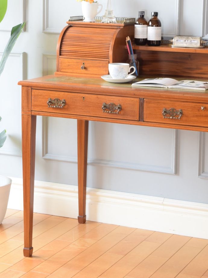 英国から届いたおしゃれなアンティークデスク、マホガニー材の杢目が