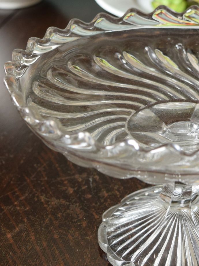 アンティークガラスのコンポート、イギリスで見つけた脚付きのプレス