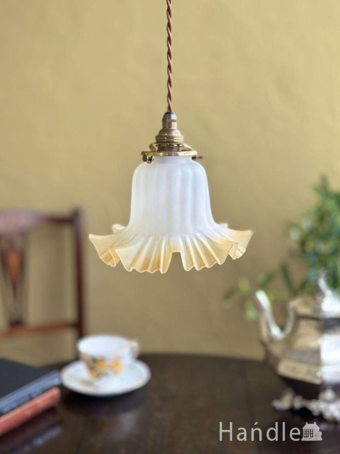 フリルが可愛いガラスシェード、アンティーク調のペンダントライト