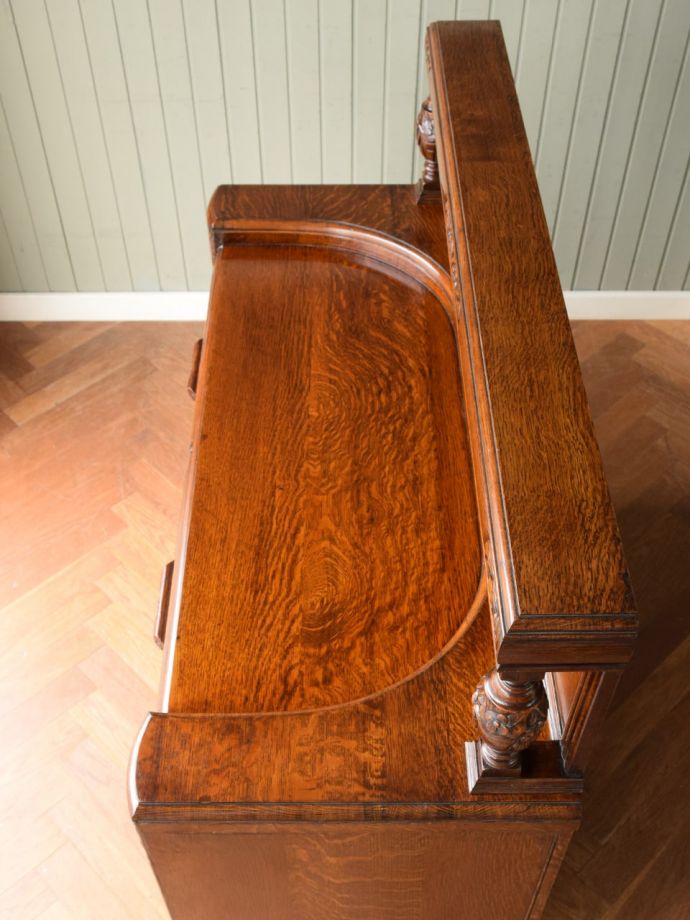 イギリスのアンティーク家具、お花の彫刻が美しいアールデコのサイド