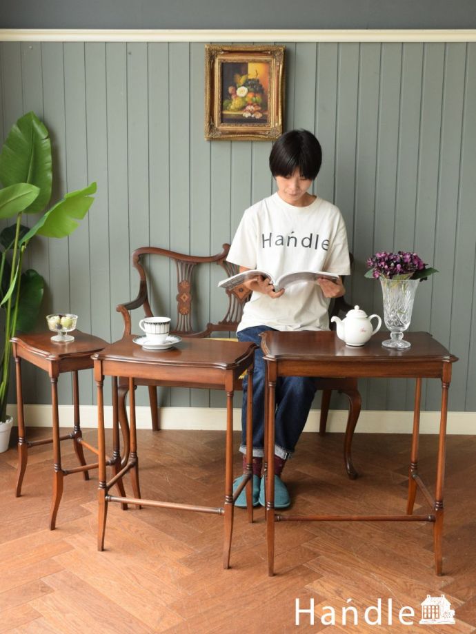 英国アンティークの3台セットのテーブル、ウォールナット材のネスト