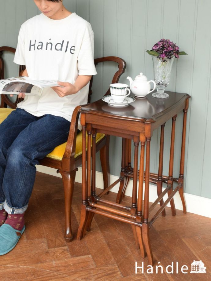 英国アンティークの3台セットのテーブル、ウォールナット材のネスト