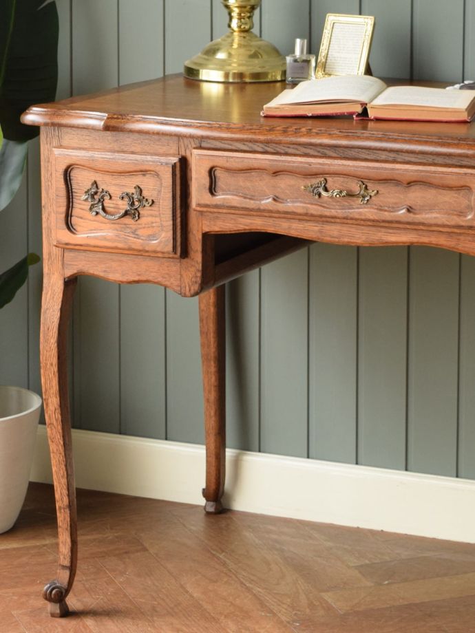 フランスから届いたアンティークの書斎机、猫脚が優雅なライティング