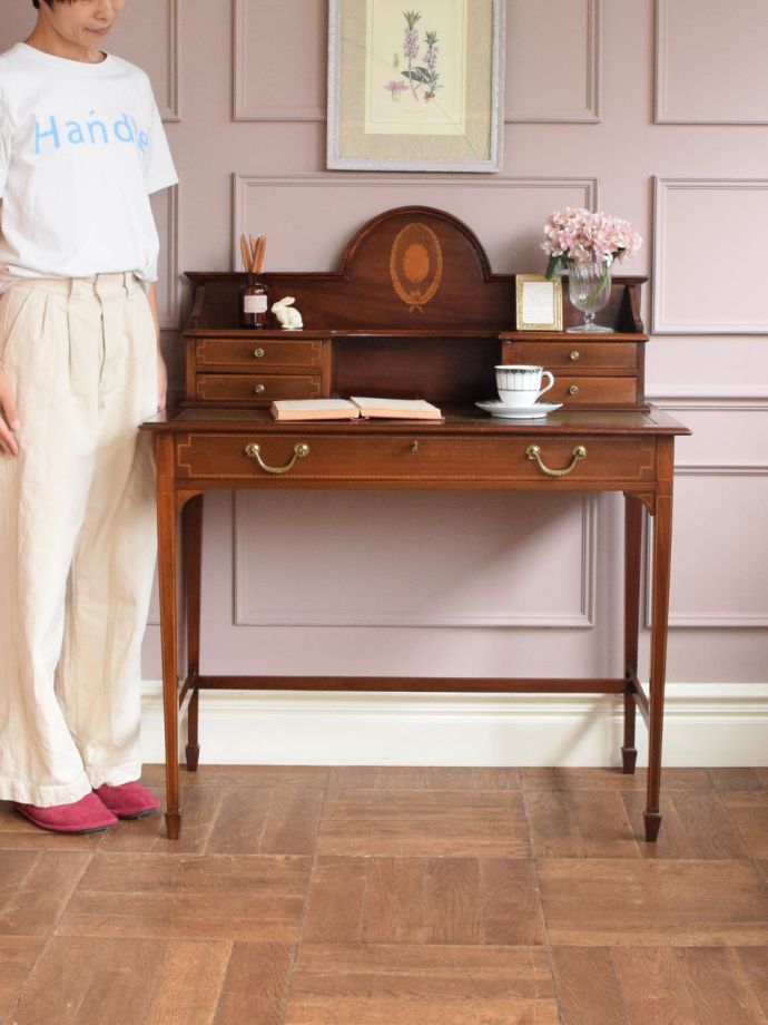 マホガニー材のアンティーク家具、美しい大人の書斎机レディデスク(q