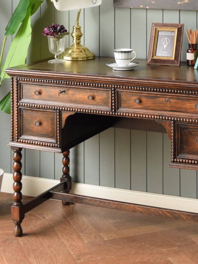 イギリスから届いたアンティークのデスク、ボビンターニングが