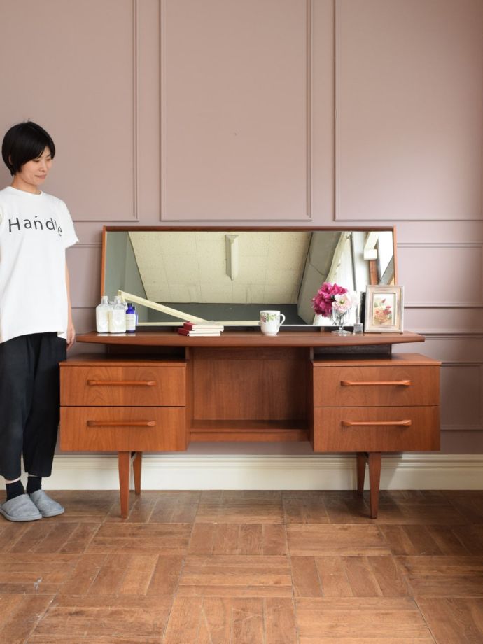 北欧スタイルのヴィンテージドレッサー、デスクとしても使える大きな