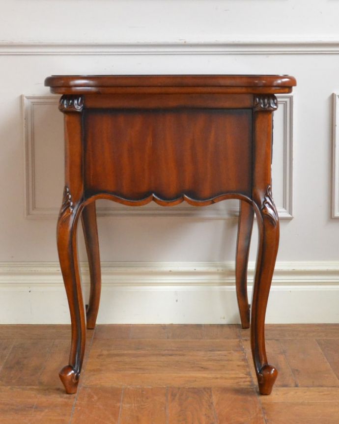 アンティーク調のサイドチェスト、猫脚の優雅なサイドテーブル(y-417-f