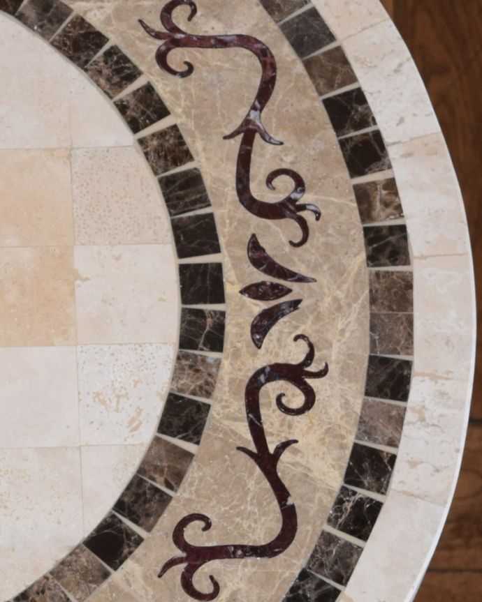 アンティーク調のガーデンテーブル、大理石✕アイアンのラウンド