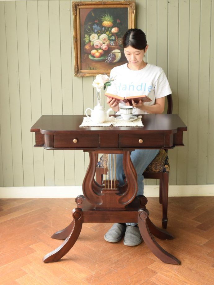 アンティーク調のコンソールテーブル、マホガニー材のハープテーブル(y