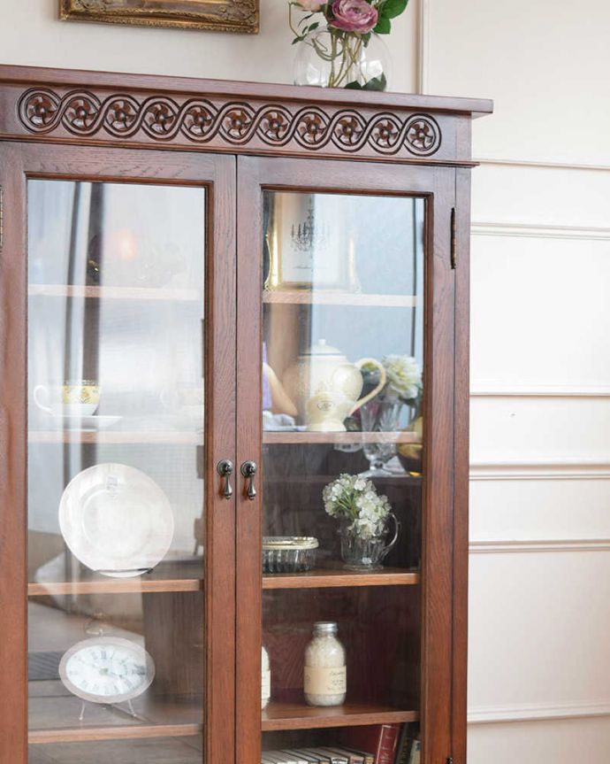 アンティーク調のおしゃれなガラスキャビネット、オーク材の扉付き本棚