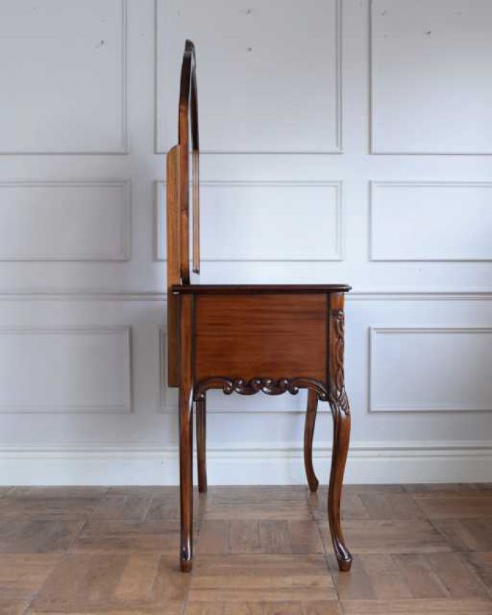 アンティーク風のドレッサー、猫脚のカブリオルレッグが美しい家具(y