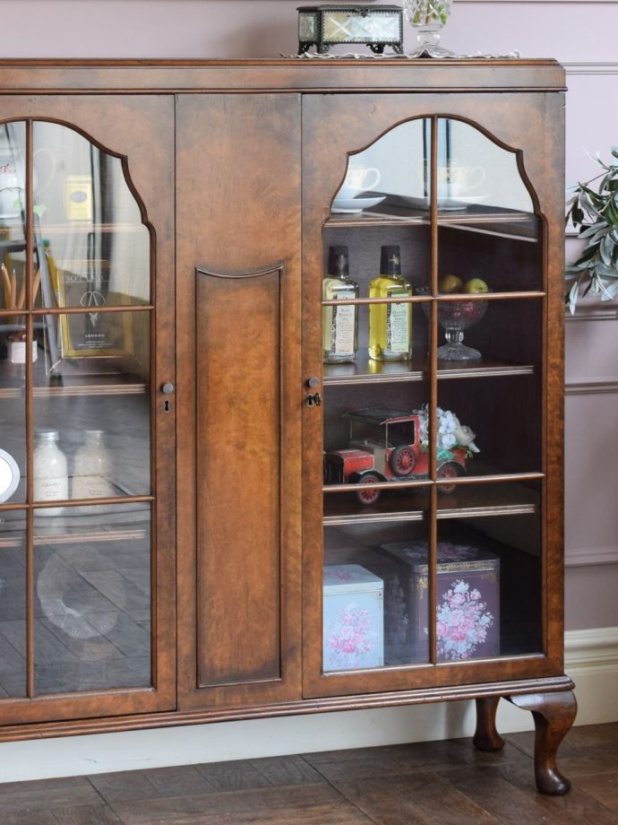 英国アンティークの美しいブックケース、ウォールナット材の木目が