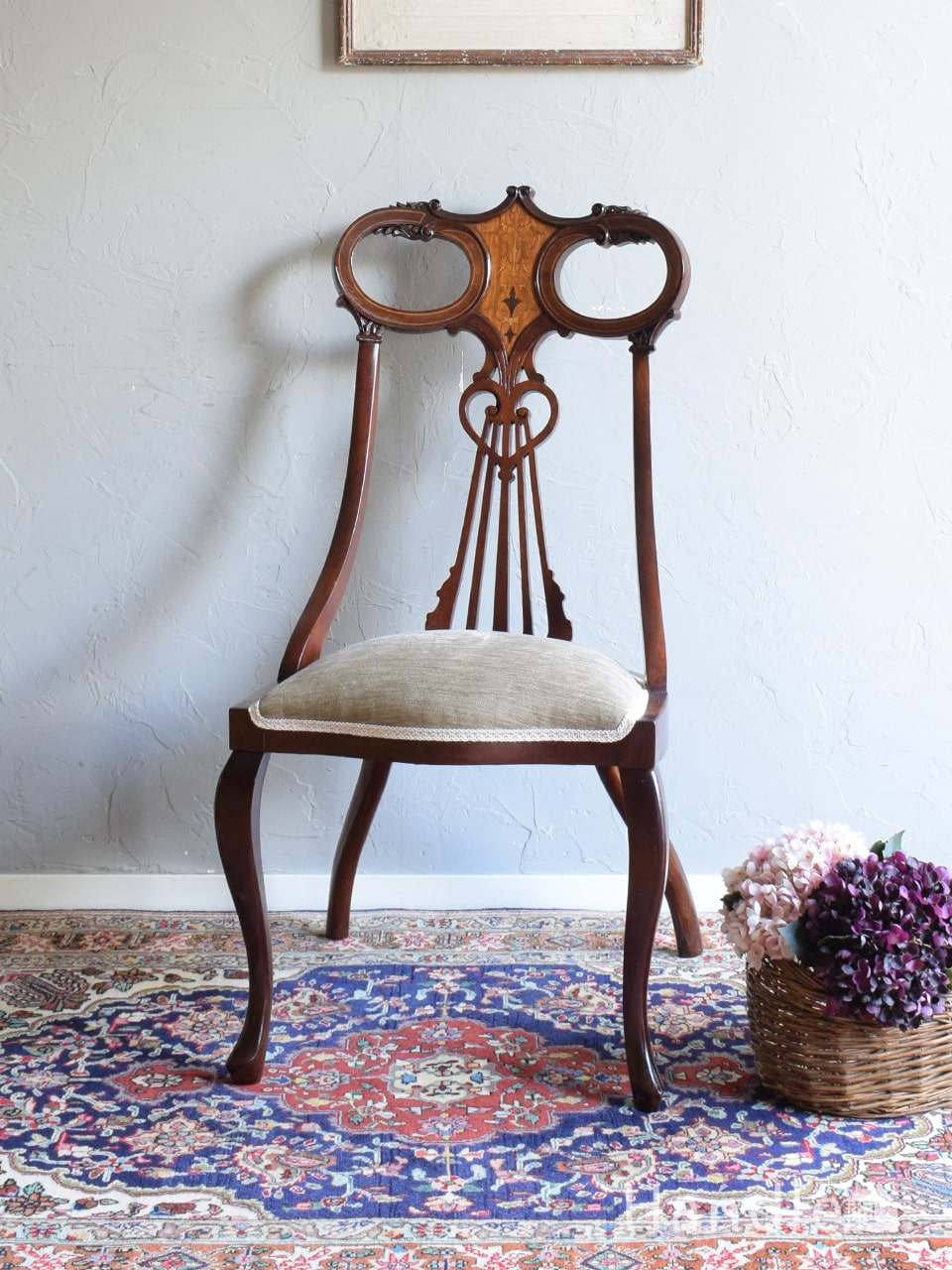 英国アンティークのマホガニー材の椅子、芸術的な美しさのサロンチェア
