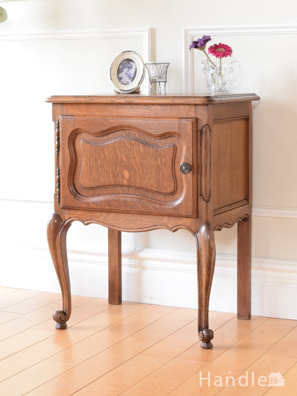 フランスのアンティークキャビネット、かわいいサイズのナイトテーブル