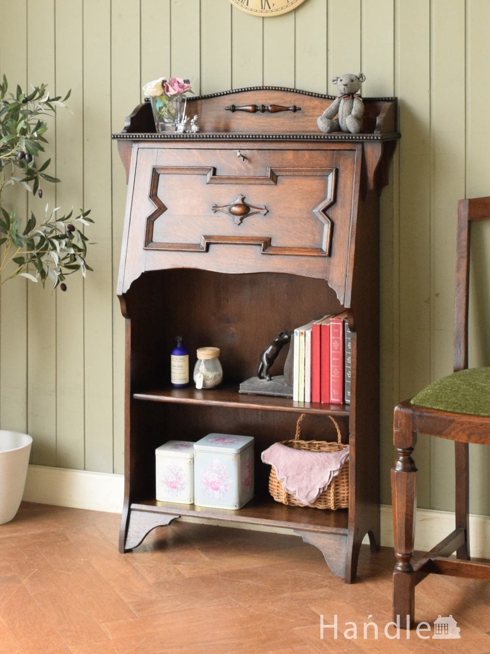 フランスらしい彫りが美しい、鍵付きアンティークビューロー（デスク