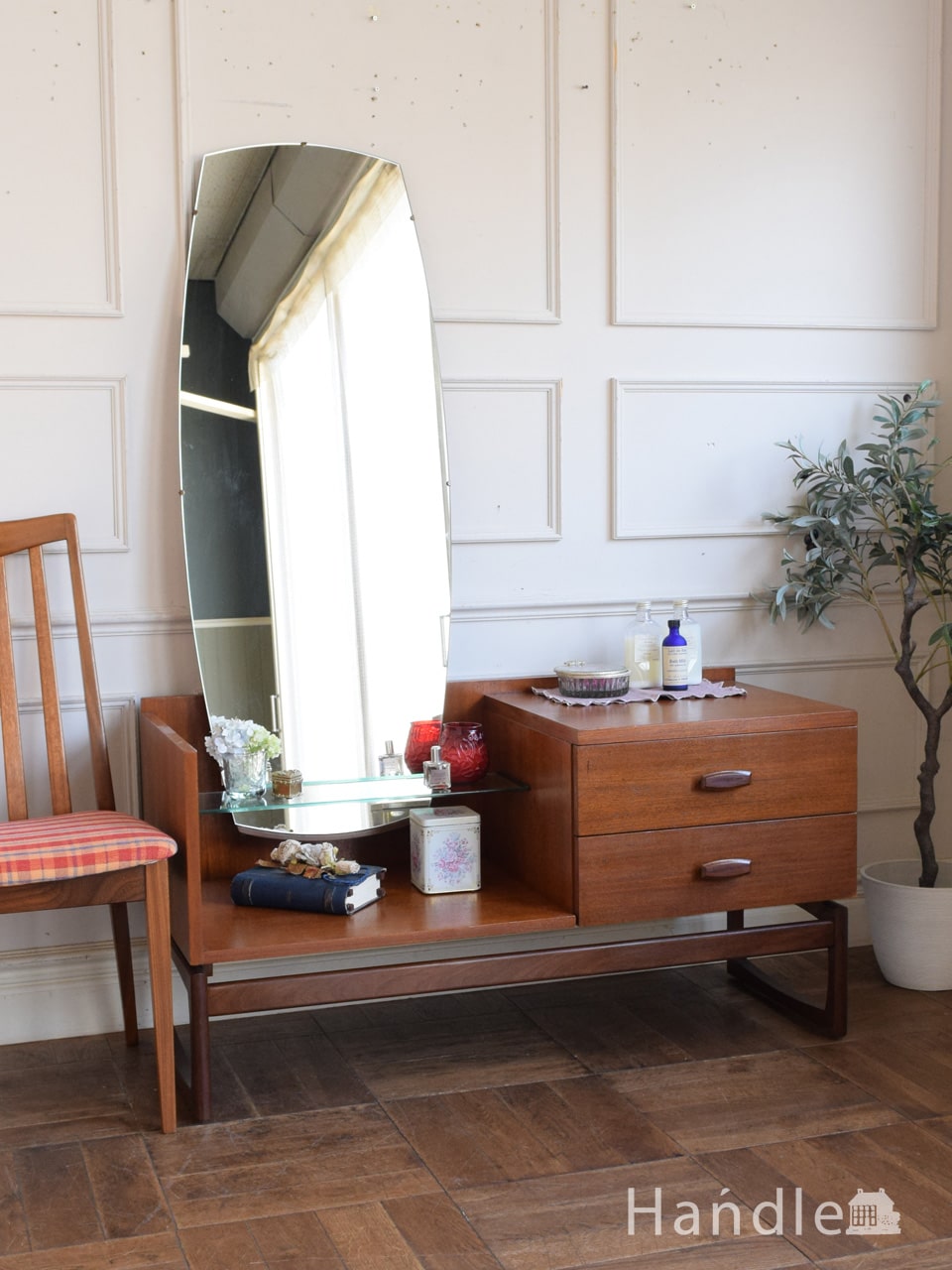 北欧スタイルのヴィンテージドレッサー、デスクとしても使える
