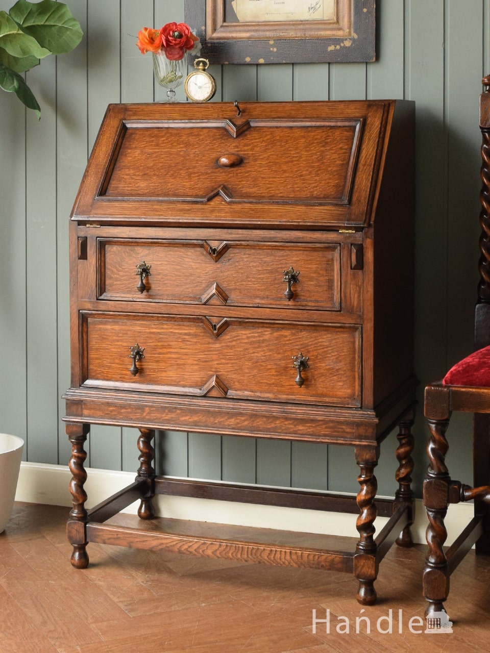 イギリスのアンティーク家具、重厚感が漂う彫がカッコいいライティング