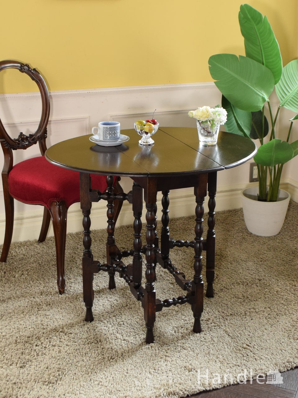 イギリスアンティークのおしゃれなテーブル、アイアン脚の足踏みミシン