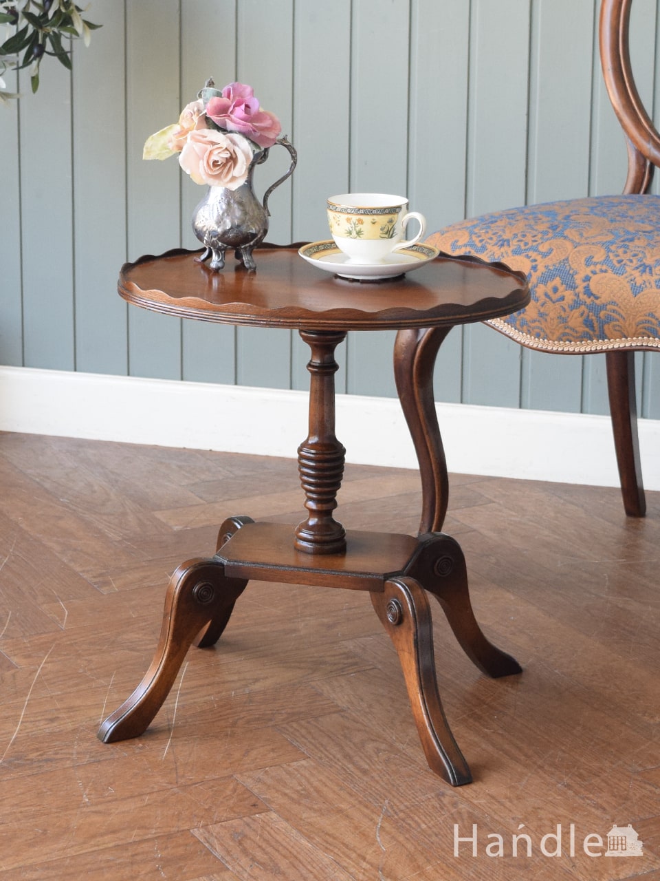 英国から届いたアンティークのティーテーブル、4本脚のワインテーブル