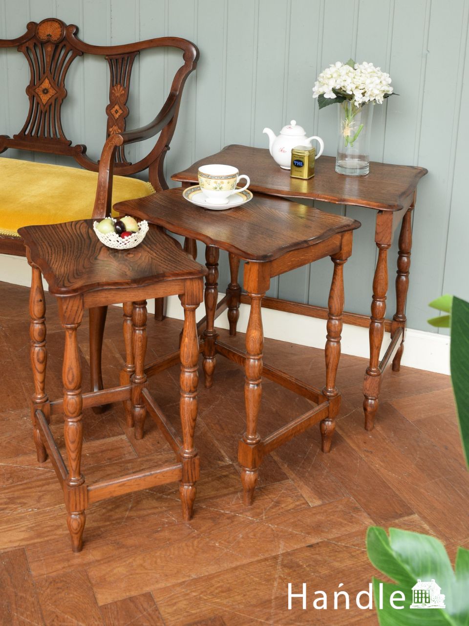 アンティークのネストテーブル、脚のデザインがおしゃれなフランスの