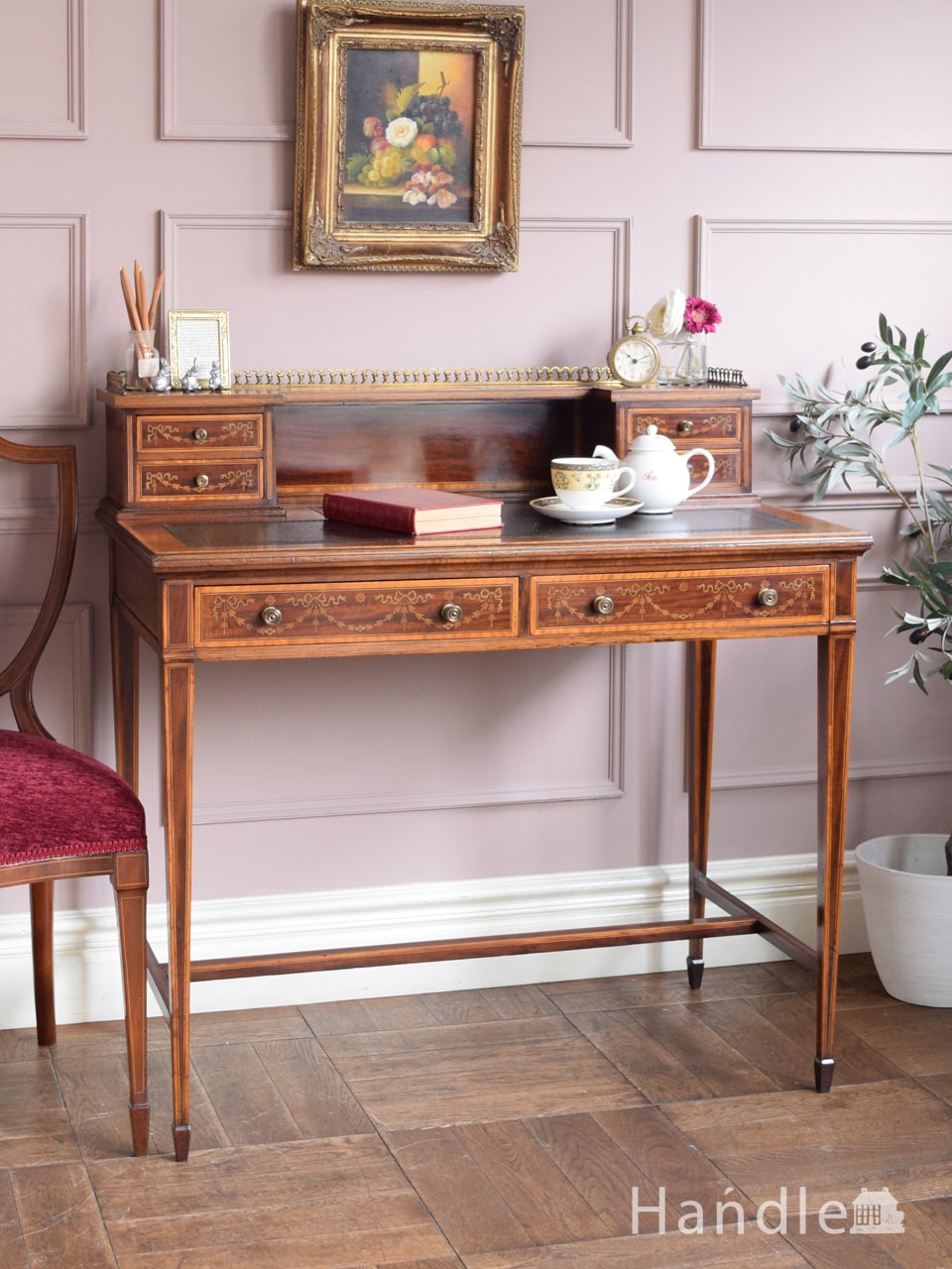 テーパードレッグが美しいアンティークの書斎机、イギリスから届いた