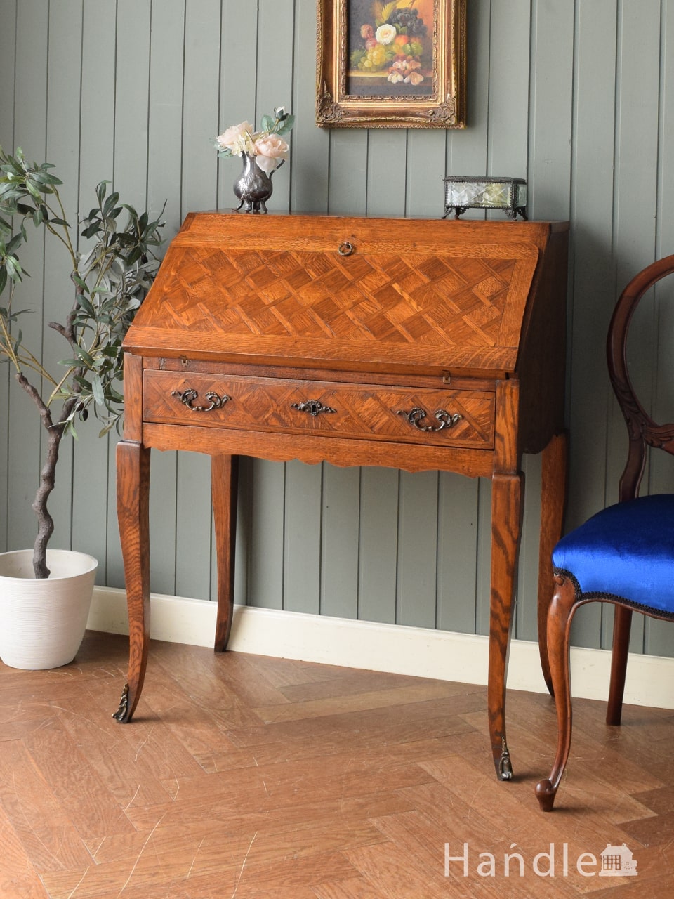 フランスから届いたパーケットリーの収納机、優雅な猫足のアンティーク