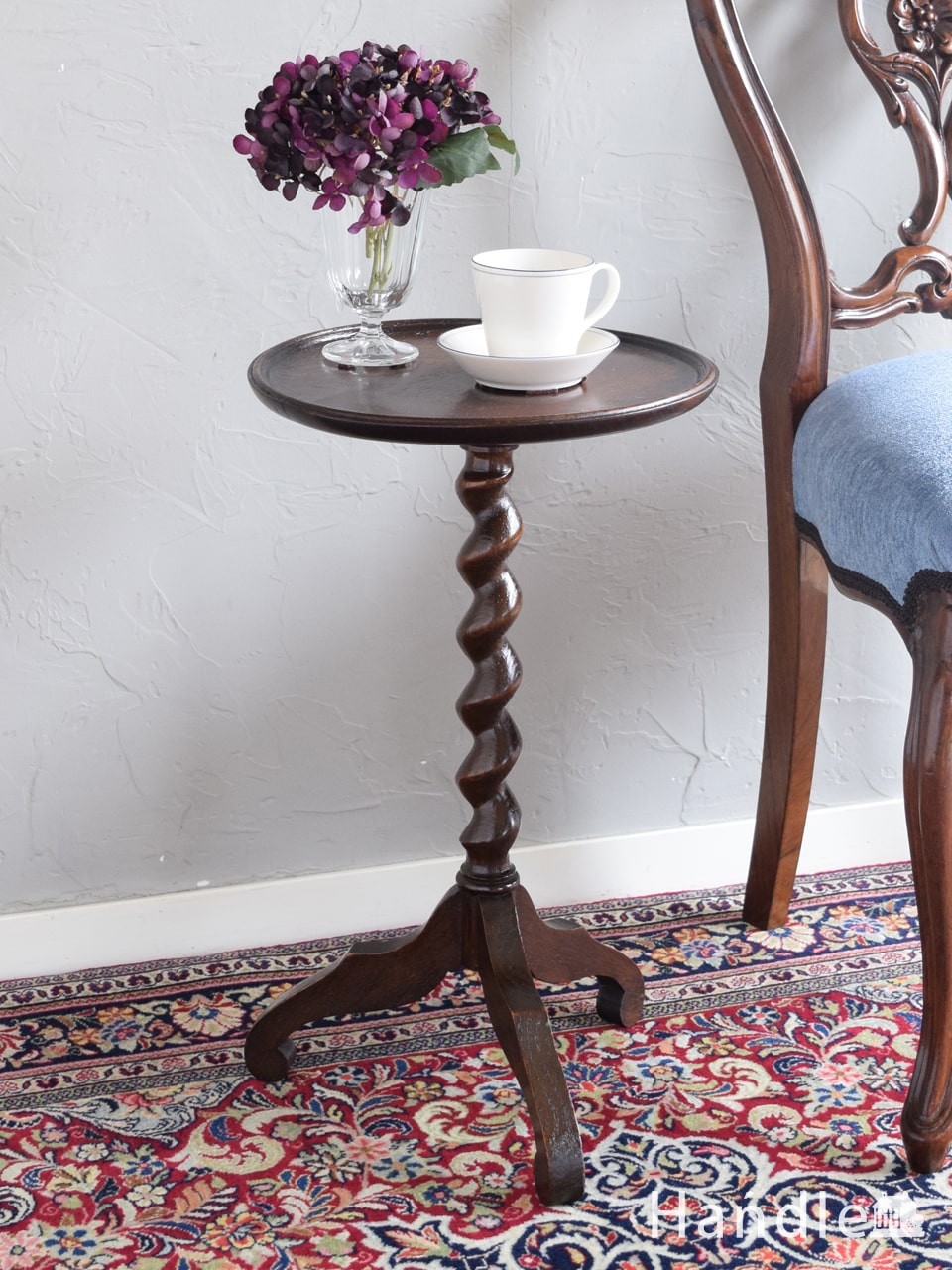 英国アンティークのサイドテーブル、ツイストがおしゃれなワイン