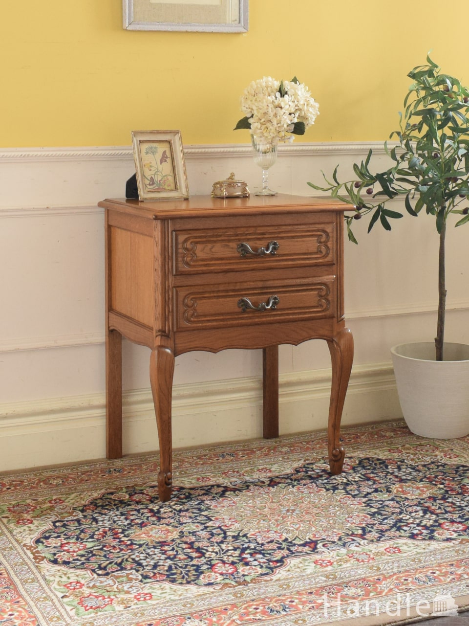 フランスから届いた猫足のアンティーク家具、気軽に楽しめるベッド