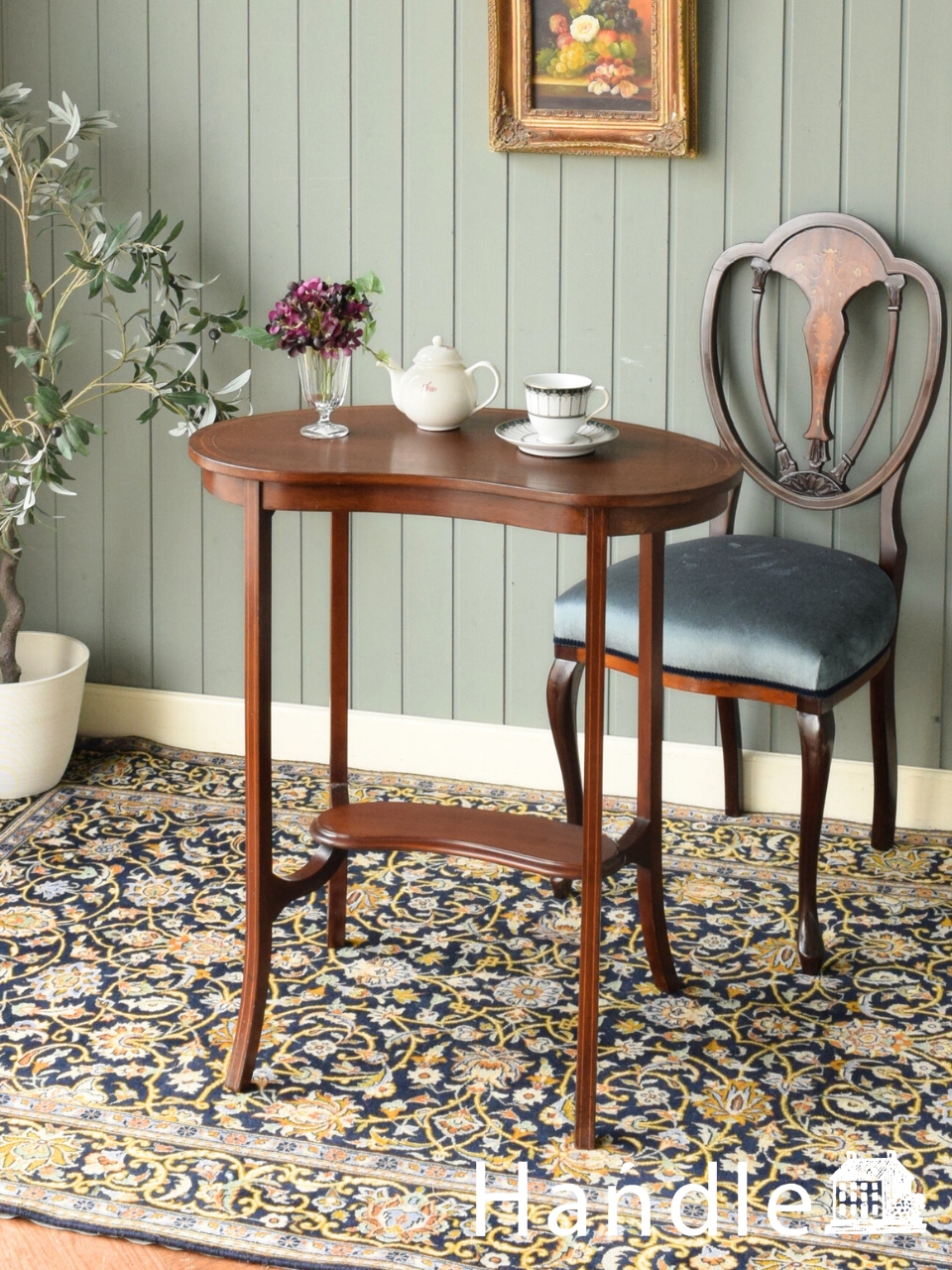 英国のアンティーク家具、マホガニー材の杢目が美しいサイドテーブル(q
