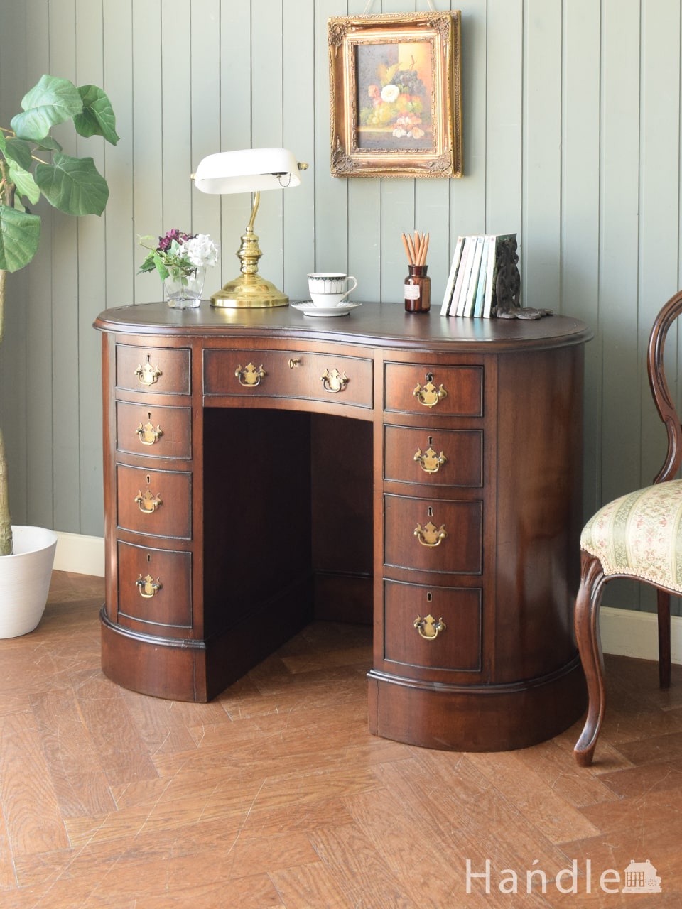 書斎で楽しむ英国アンティークのデスク、マホガニー材を使用した大人の