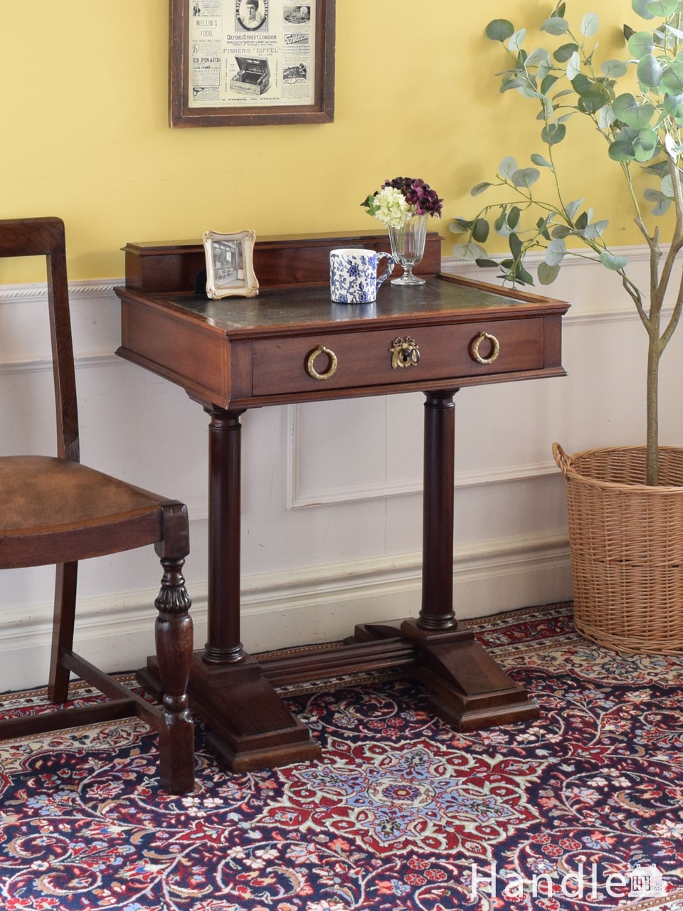 イギリスから届いたアンティークのデスク、曲線が美しいキドニー型の