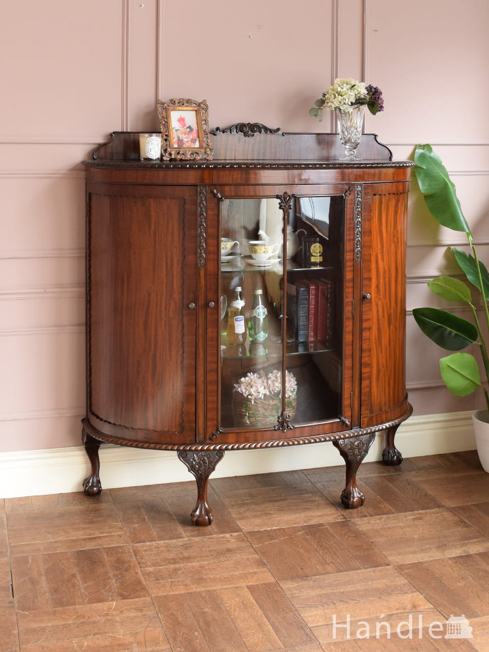 フランスから届いた豪華なアンティークの家具、猫足の優雅なガラス扉