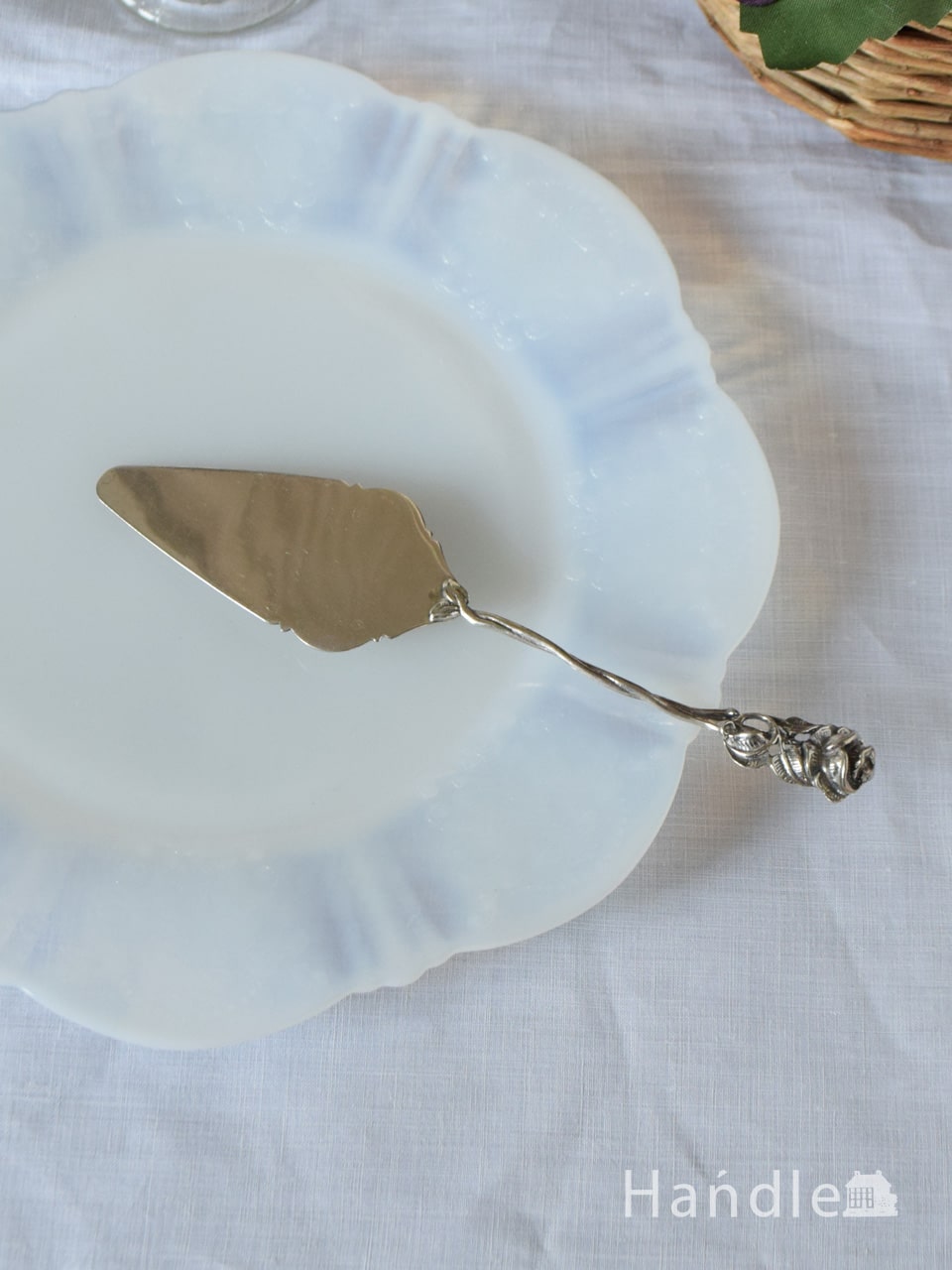 バラの模様が美しい、英国から届いたシルバープレートのプチケーキ