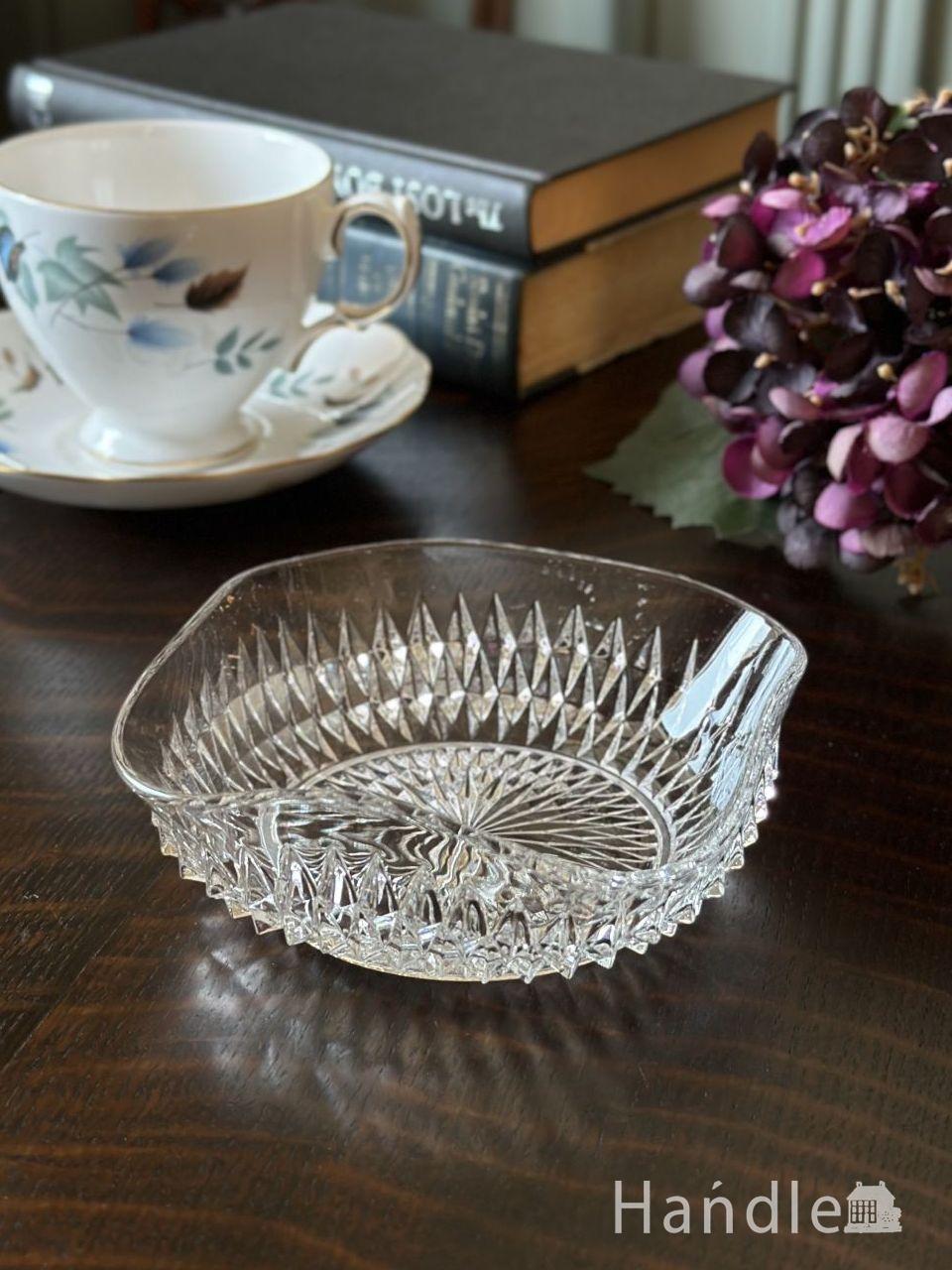 滑らかなミルクガラスをそのまま楽しむ、美しいガラスコンポート(m