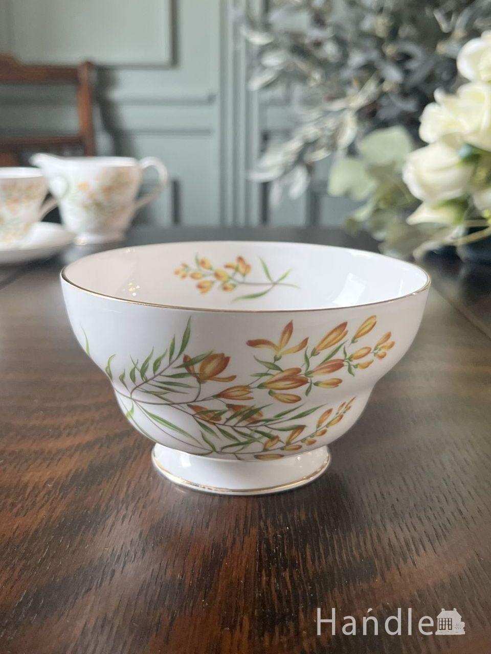 イギリスのアンティーク食器、ブルーの色がキレイな蓋付のシュガー