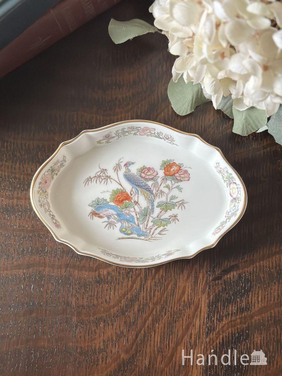 イギリスのアンティーク食器、優雅なフォルムと繊細なお花柄が美しい