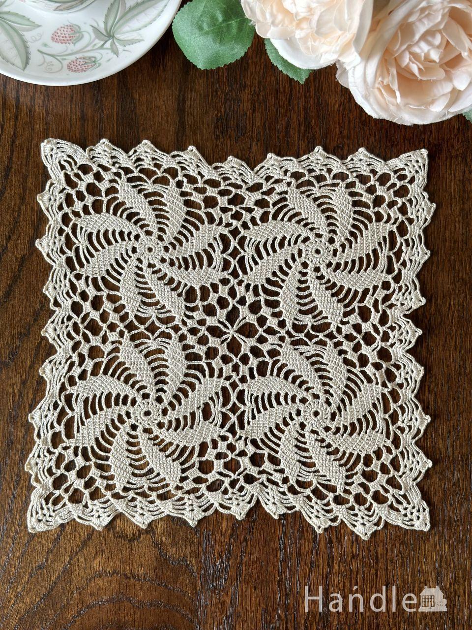 フランスから届いたアンティークのドイリー、スクエア型がおしゃれな