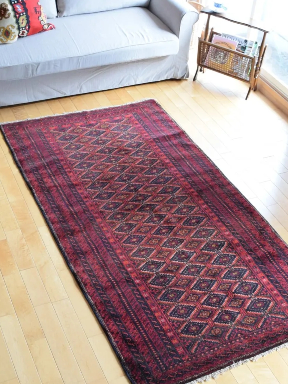 幾何学模様がおしゃれなバルーチの絨毯、ビンテージのトライバルラグ