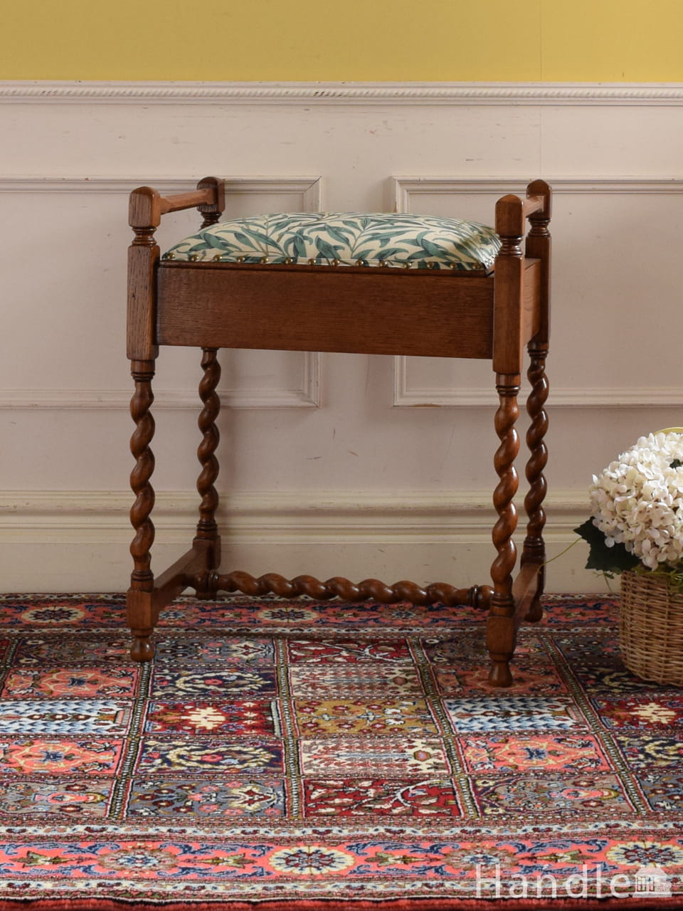 イギリスから到着したアンティークスツール、ツイストが美しいフット