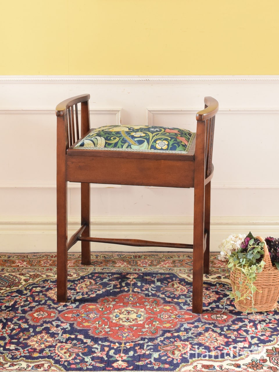 人気の北欧ヴィンテージ家具、アーコール社のスツール（オットマン