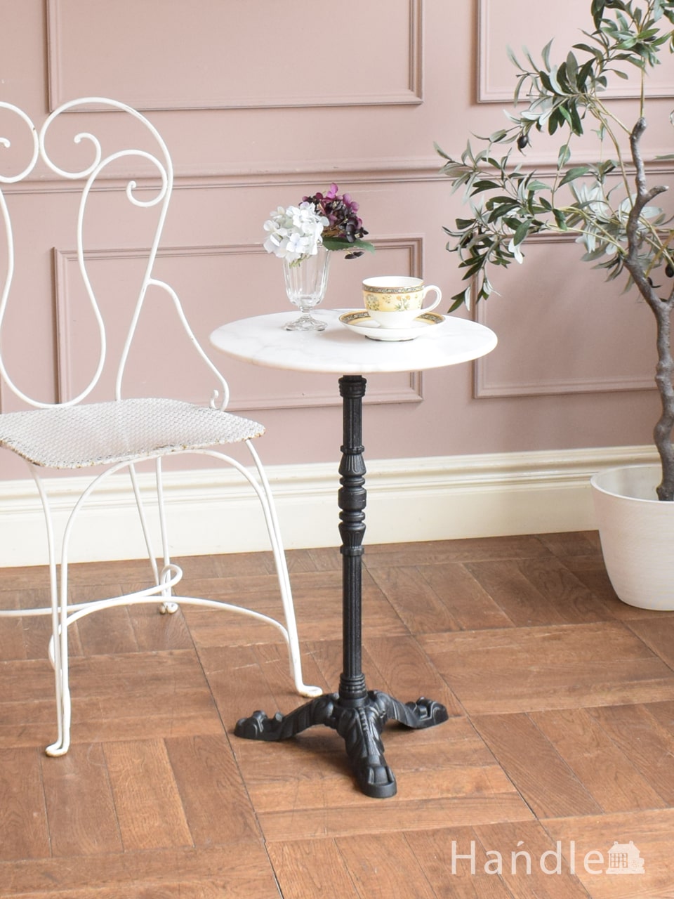 アンティーク調のサイドテーブル、大理石天板のシャビーシックな