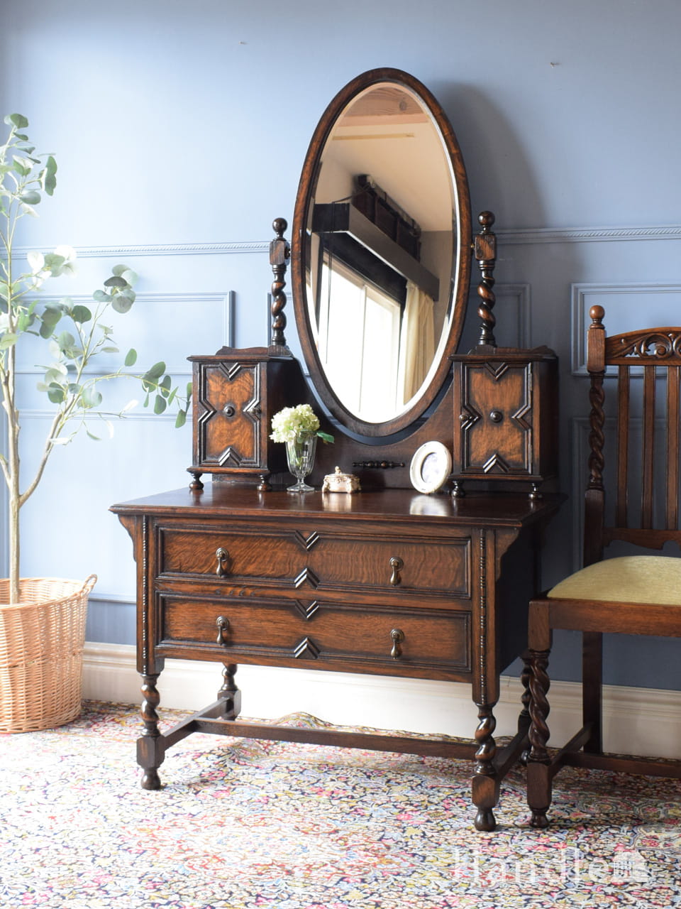 英国のアンティークドレッサー、オーバルの形の鏡、見鏡が美しい