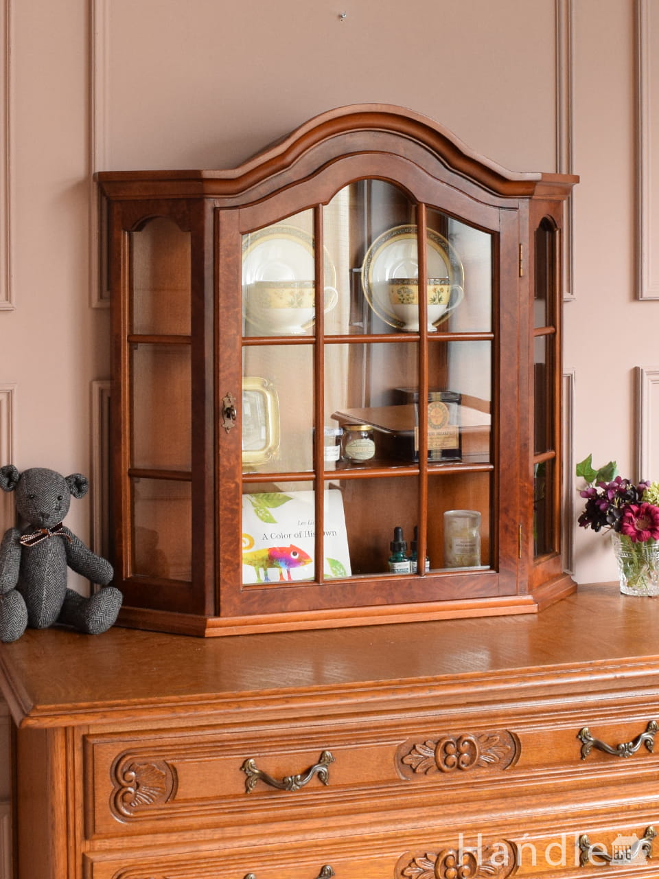 フランスアンティークのガラスキャビネット、優雅な猫脚の扉付き本棚(j