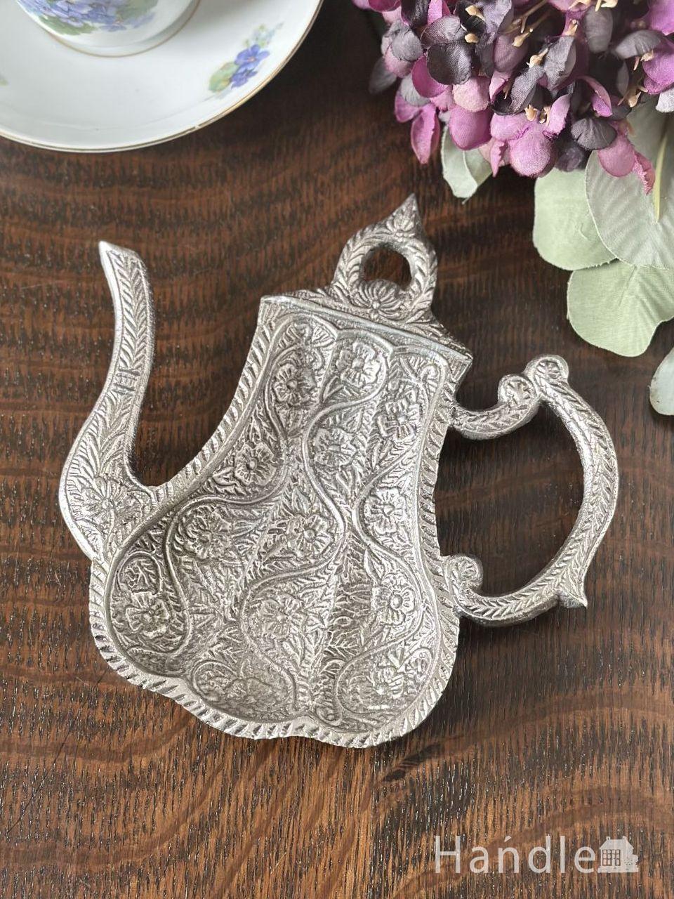 深いブルー色のオシャレなガラスオブジェ、リーフの形のアクセサリー